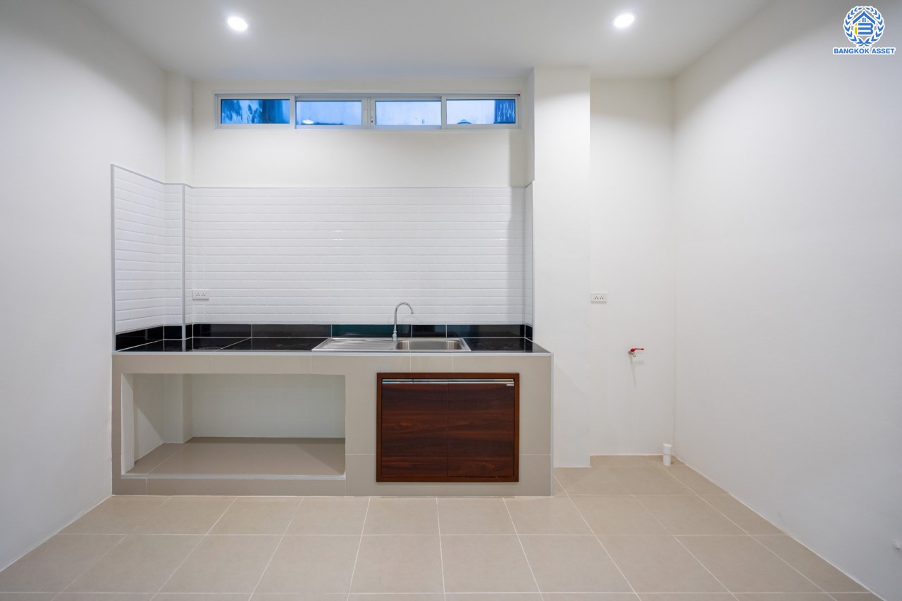 บ้านมือสองตกแต่งใหม่ ม.ซื่อตรง รัตนาธิเบศร์ หน้าโครงการติดรถไฟฟ้า "สถานีไทรม้า"!! เนื้อที่ 26 ตร.ว. ฟังก์ชัน 3 ห้องนอน 2 ห้องน้ำ 1 ที่จอดรถ ทำเลใกล้ เซ็นทรัลรัตนาธิเบศร์ และทางด่วน "งามวงศ์วาน"